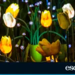 Flowers that decorate by day and light up by night: the perfect solar LED lamps to decorate the garden in August