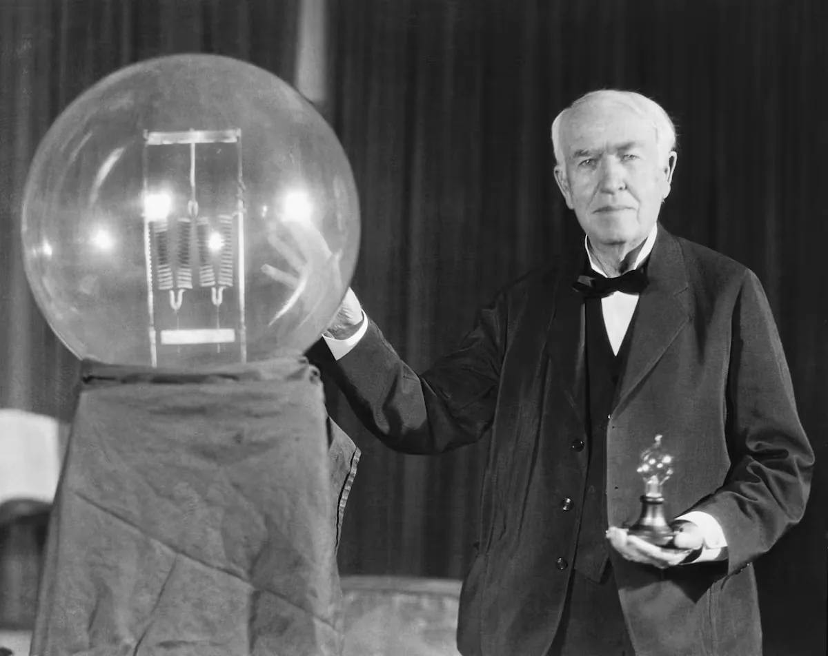 The invention of the light bulb ushered in sleep disorders, but it does not make us sleep less