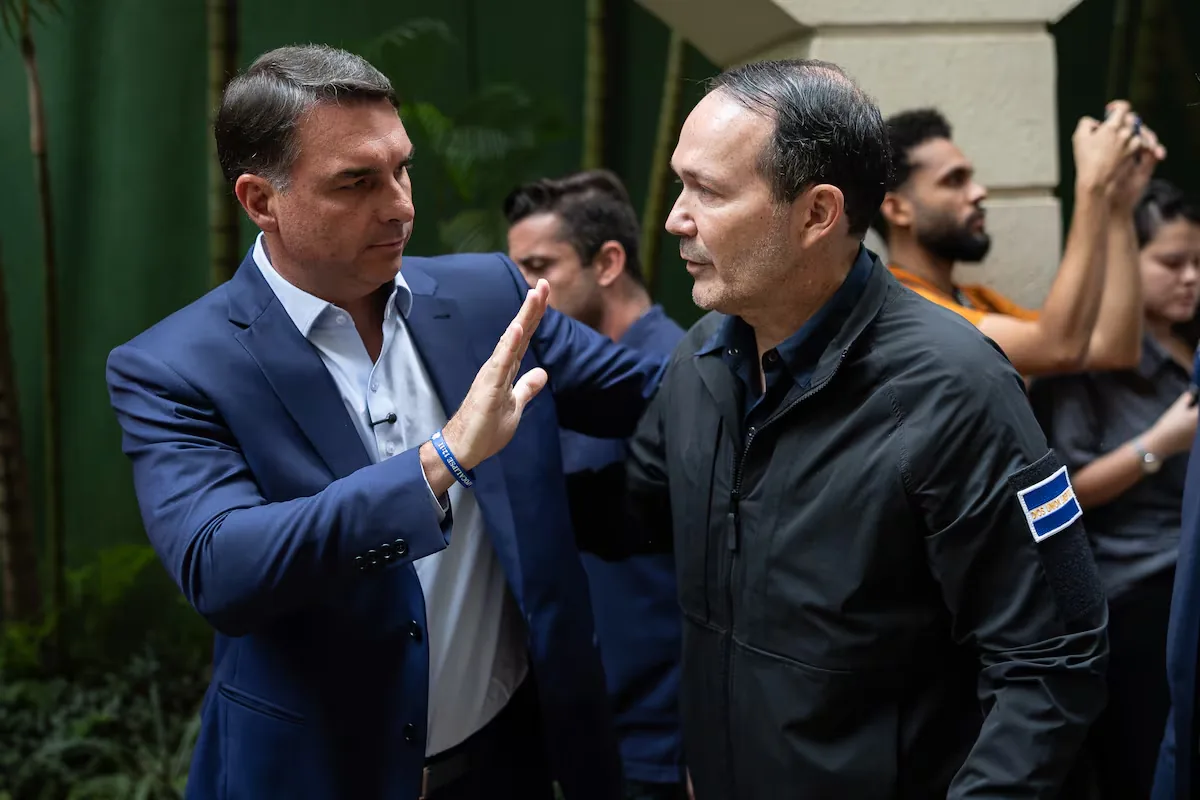 Bolsonaro son praises Bukele's recipe and promises half a million new prison places in Brazil