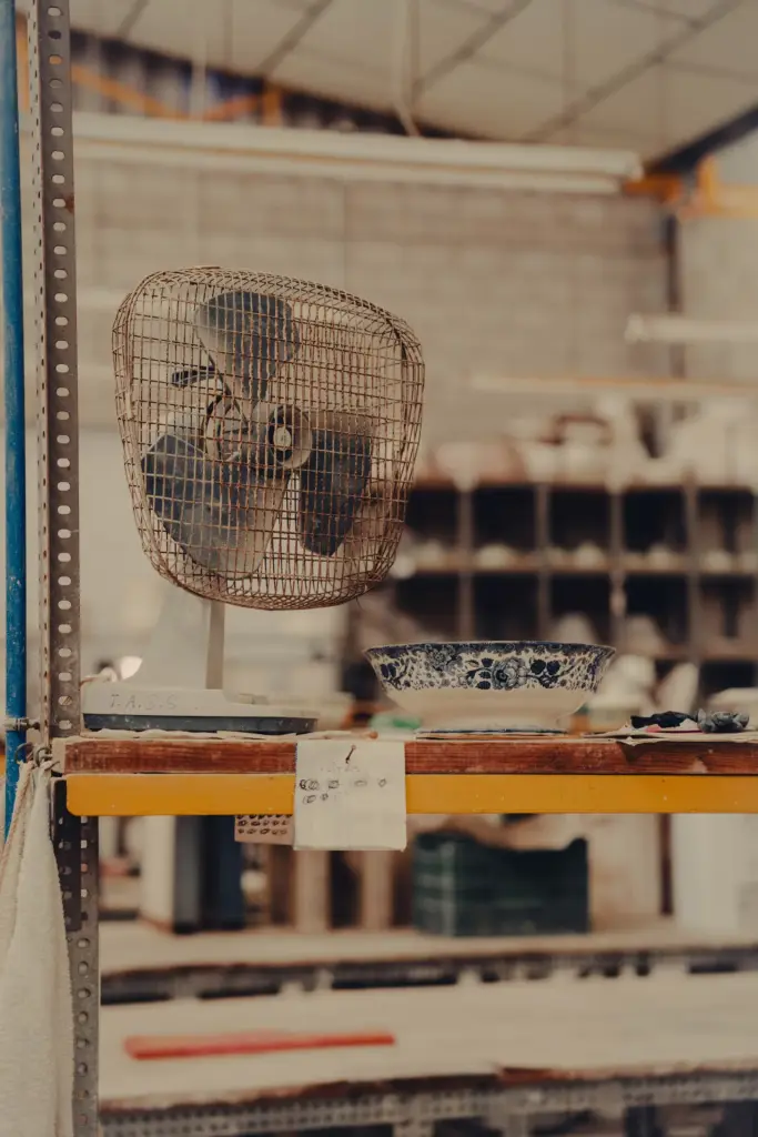 Tragedy and rebirth of La Cartuja's dinnerware: "It is the first time I heard a businessman say he wanted to expand the workforce"