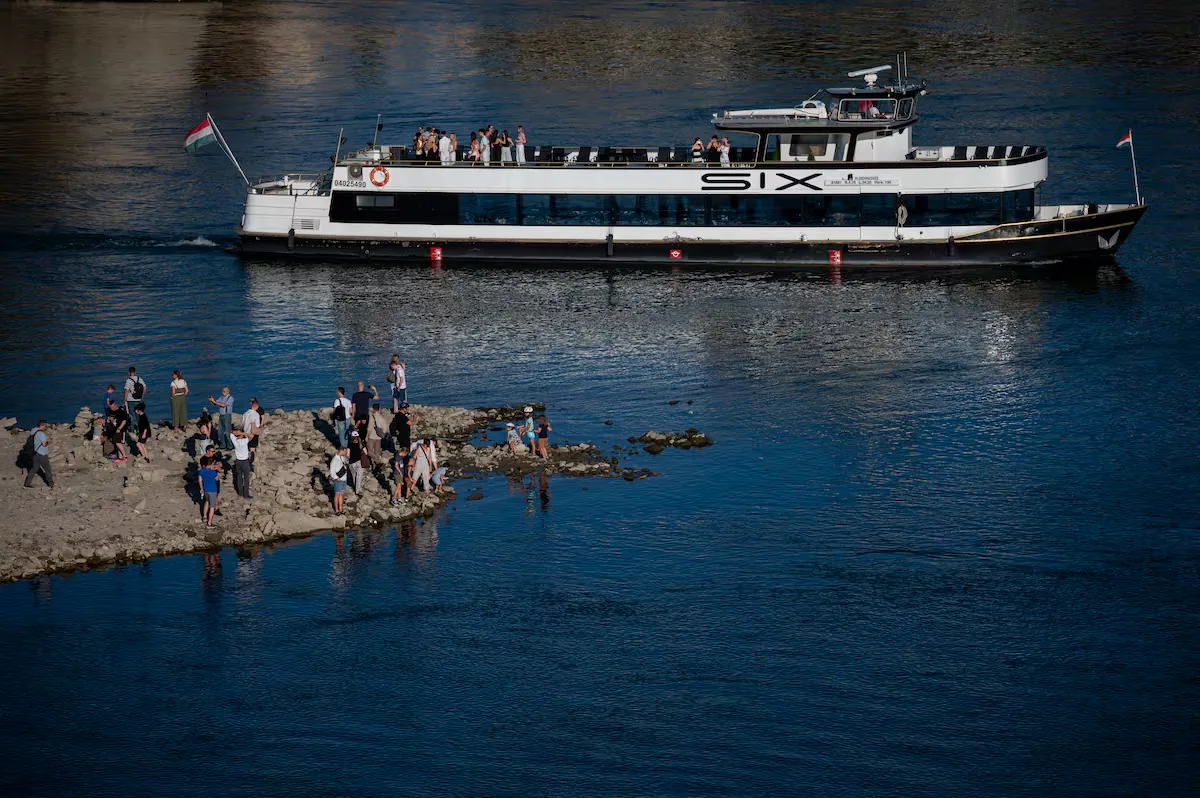 The drought ruins the Danube cruise for 120 Spaniards: "We are going to end up doing 1,500 kilometers by coach"
