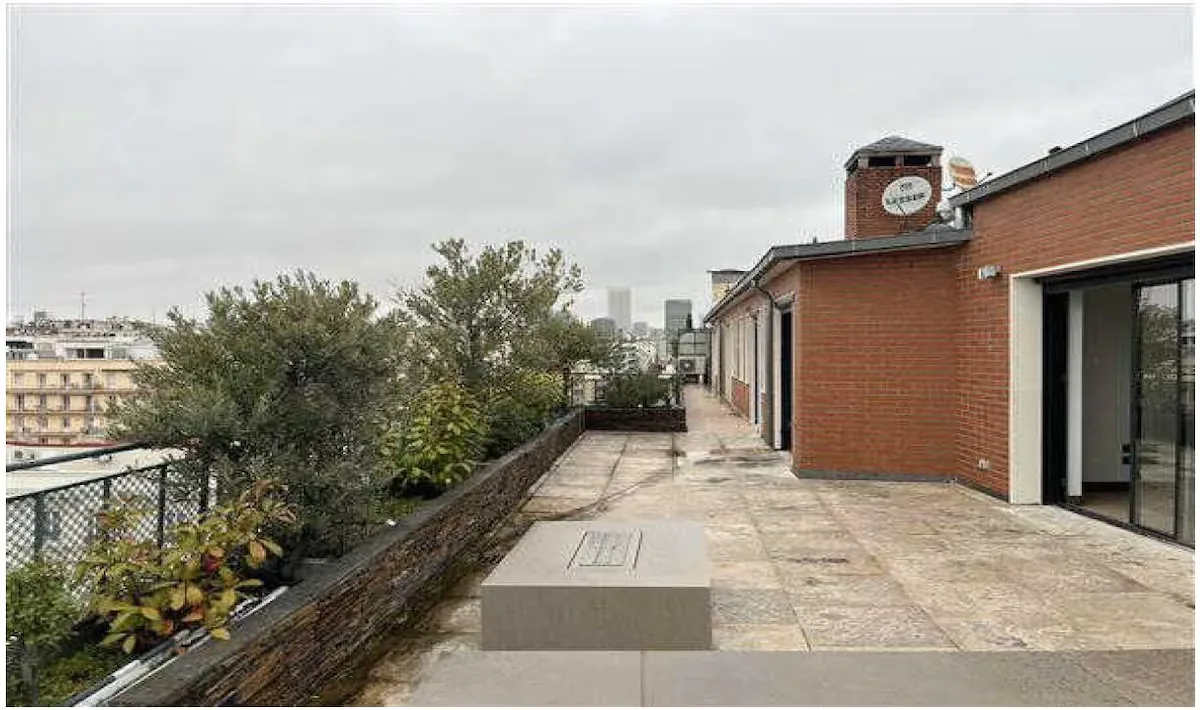 The commission from the Ayuso Government to the luxury real estate agency that sold the penthouse: “Between 250 and 400 meters and a large terrace”