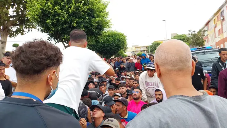 Migrants waiting crowded at the entrance of the Loma Colmenar enclosure, on August 21.