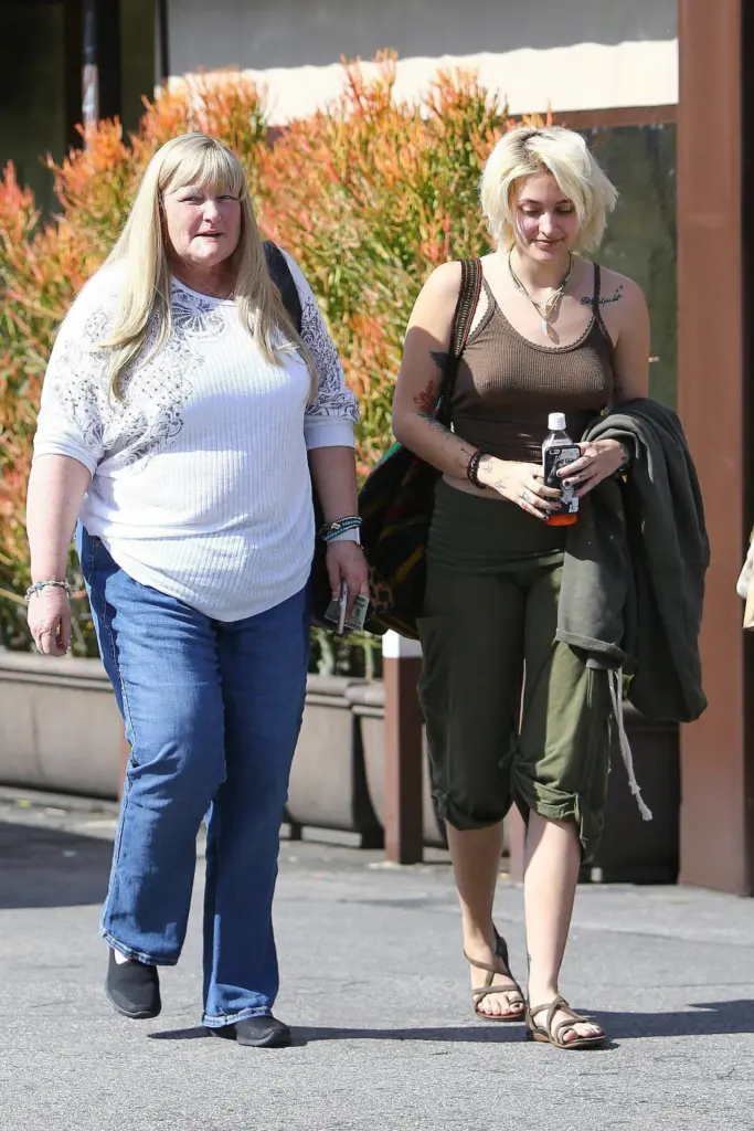 Paris Jackson reveals she met her mother, Debbie Rowe, at 15 years old: “I went downstairs and found her in the living room”