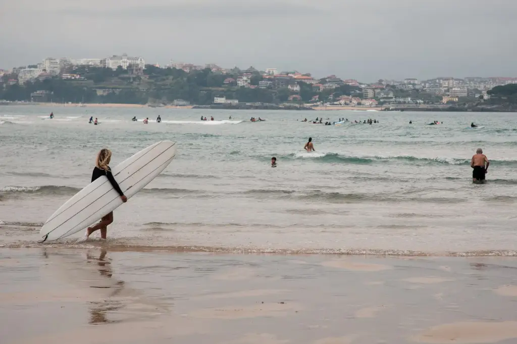 The project for a wave pool in a surfing area of Cantabria divides the neighbors: “It promotes a tourism model that is not cool at all”