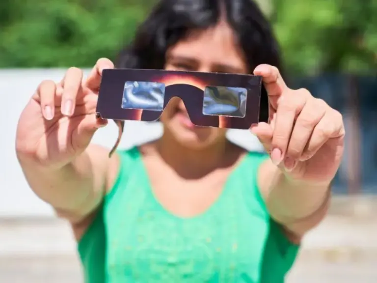 Glasses to see the solar eclipse on August 12: everything about their correct use