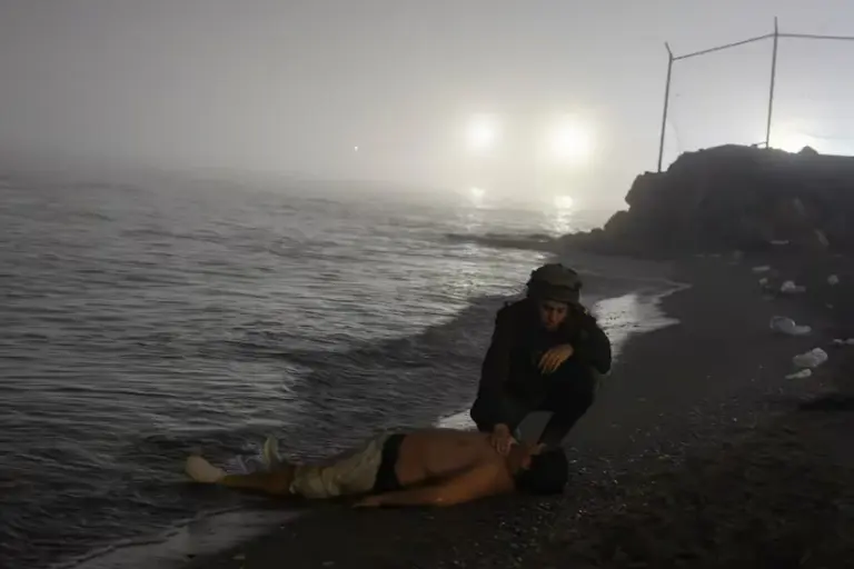 Photographic report | A dawn rescue on El Tarajal beach