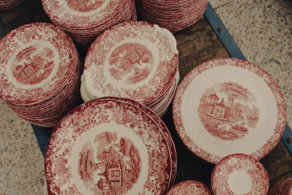 Tragedy and rebirth of La Cartuja's dinnerware: "It is the first time I heard a businessman say he wanted to expand the workforce"