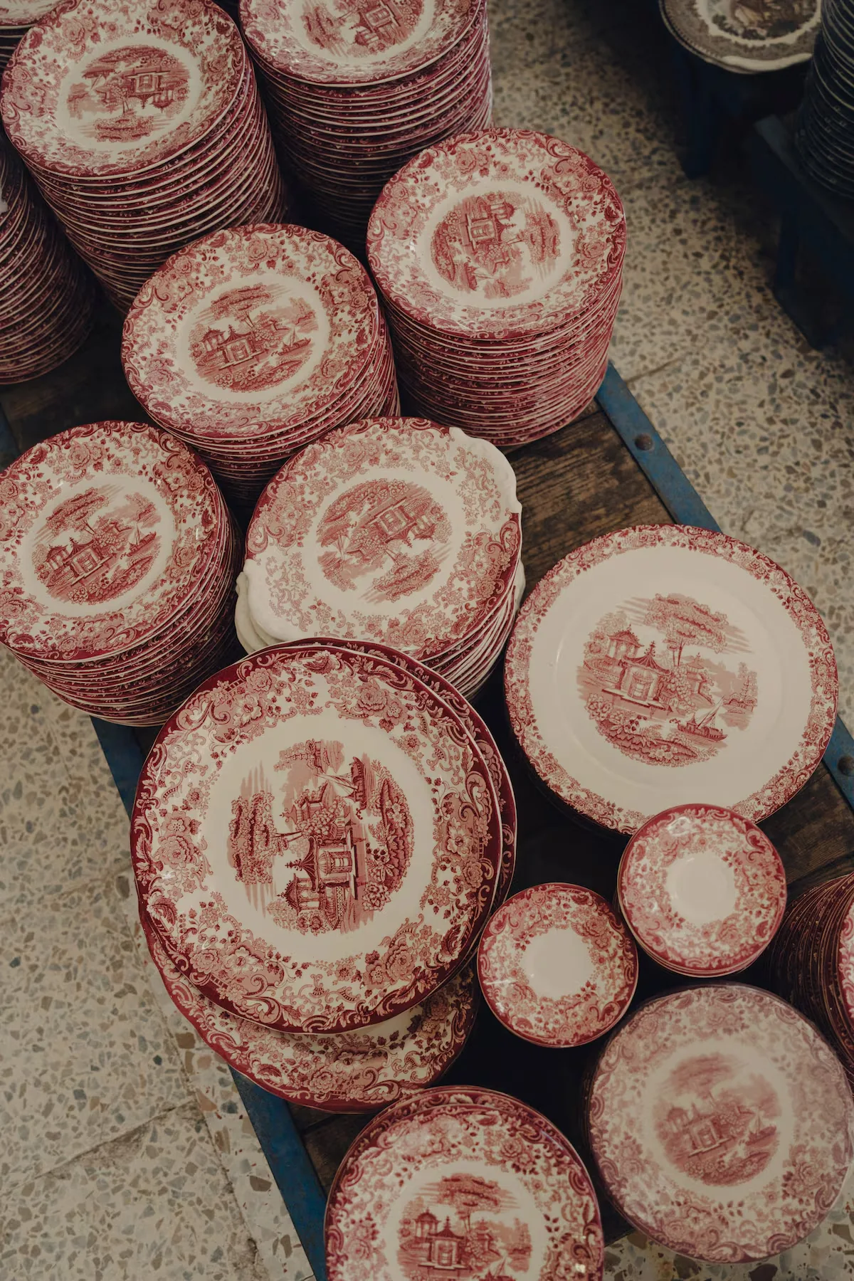 Tragedy and rebirth of La Cartuja's dinnerware: "It is the first time I heard a businessman say he wanted to expand the workforce"