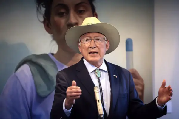 Ken Salazar asegura “no tener evidencia” de que el Gobierno de México tenga vínculos con el narco
