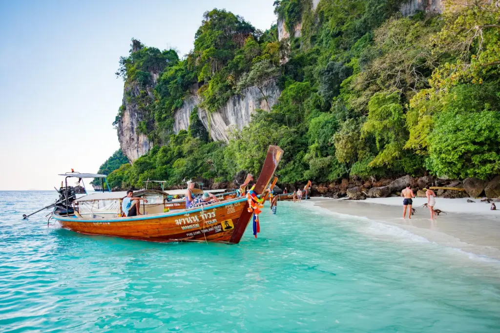Overrated places: the Phi Phi Islands in Thailand, the earthly paradise that was not