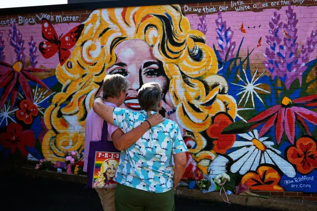 Fans visitan un mural de Dolly Parton en Nashville, Tennesee, este martes.