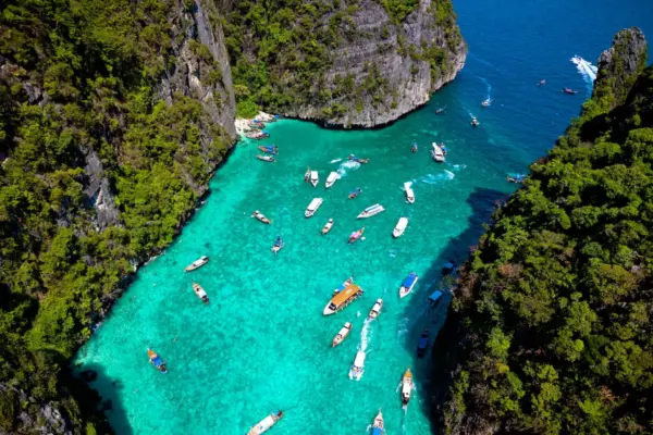 Overrated places: the Phi Phi Islands in Thailand, the earthly paradise that was not