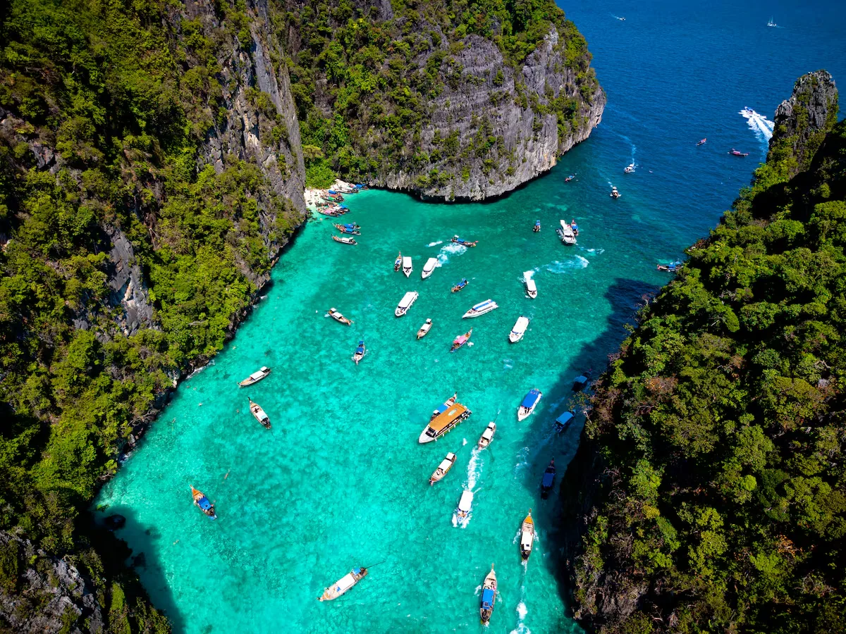 Overrated places: the Phi Phi Islands in Thailand, the earthly paradise that was not