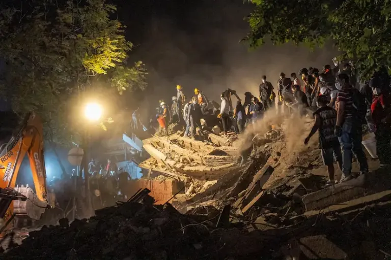 Colombia rallies to rescue earthquake survivors: “Don’t wear yourselves out here, the only sign of life is on the other side”