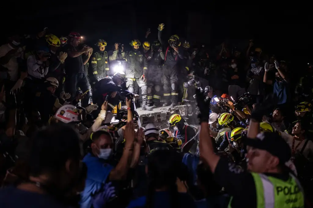 Rescuers celebrate Daniela’s extraction from the rubble in downtown Pereira.