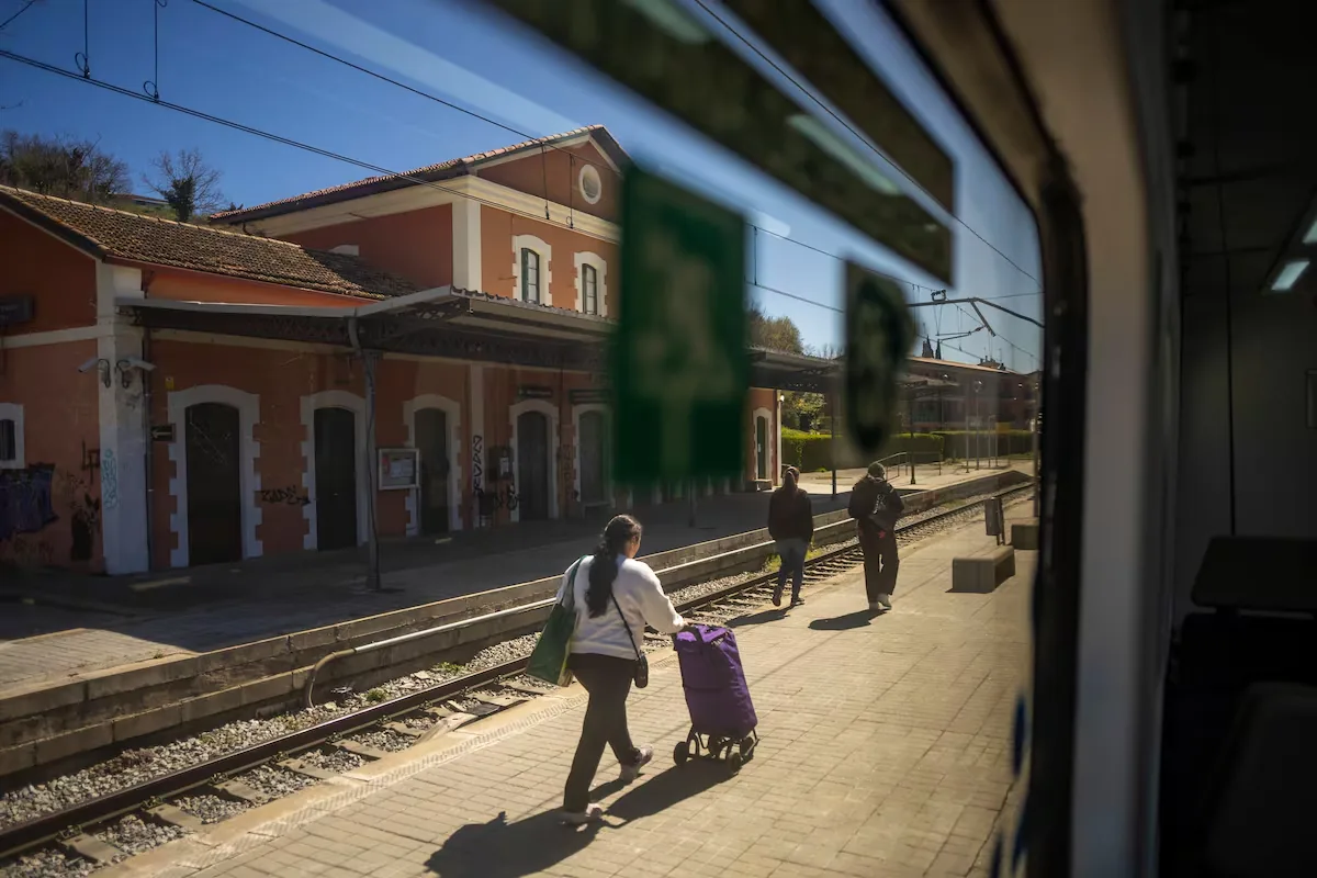 The fall of a tree interrupts the R3 train service between Vic and Manlleu for one hour