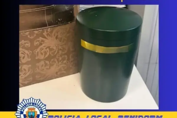 Solved the enigma of the urn with ashes found in the locker of a supermarket in Benidorm: it was left by a relative due to some home renovations