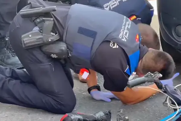 An 80-year-old cyclist seriously injured after being hit by a van in Villaverde