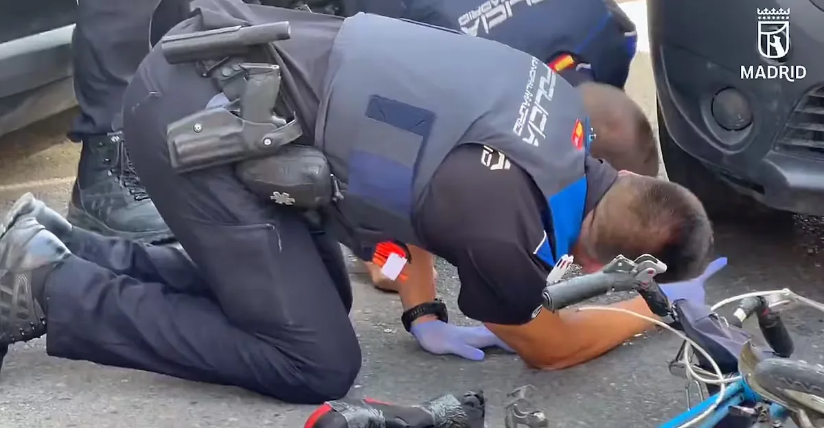 An 80-year-old cyclist seriously injured after being hit by a van in Villaverde