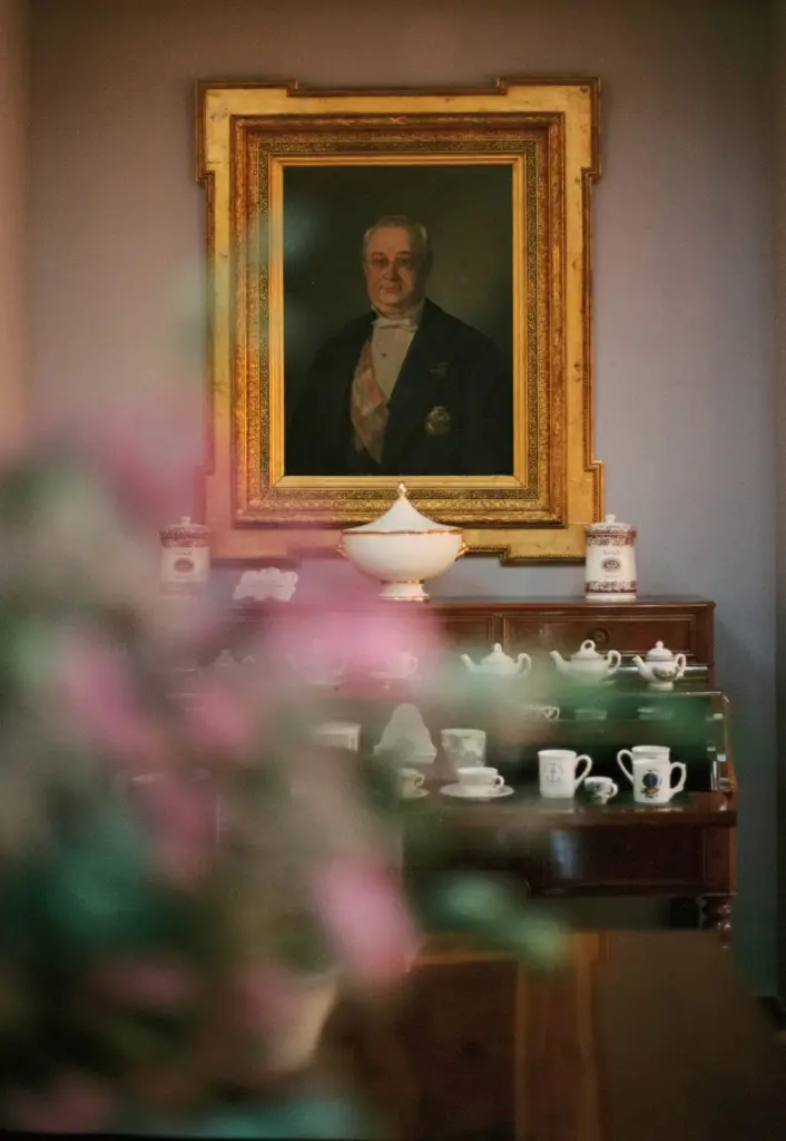 Tragedy and rebirth of La Cartuja's dinnerware: "It is the first time I heard a businessman say he wanted to expand the workforce"