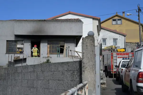 One person dies in the fire of a parish house in Arteixo
