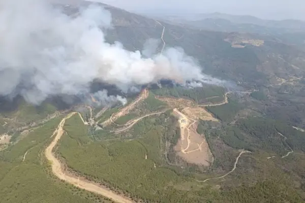 A fire in Las Hurdes (Cáceres) forces the UME to mobilize and evacuate 600 residents