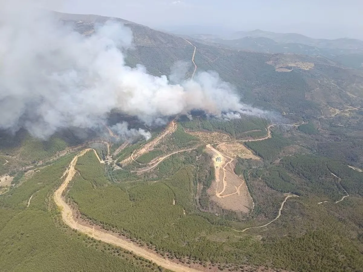 A fire in Las Hurdes (Cáceres) forces the UME to mobilize and evacuate 600 residents