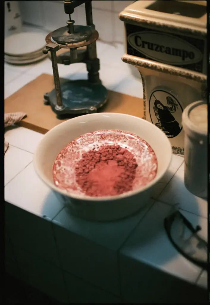 Tragedy and rebirth of La Cartuja's dinnerware: "It is the first time I heard a businessman say he wanted to expand the workforce"