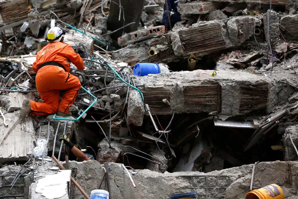 Families and rescuers question decisions of local authorities after the earthquake in Colombia