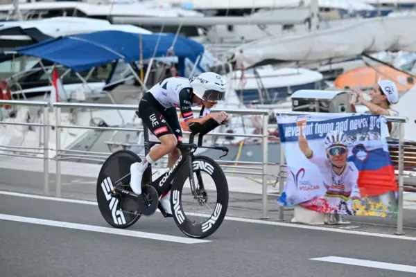 Pogacar, leader from the outset in the Vuelta by nine hundredths