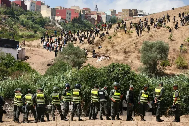 Morocco thwarts the attempt of hundreds of sub-Saharan migrants to reach Ceuta