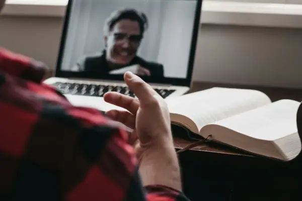 ‘Online’ degrees with high employability: the university that connects distance learning with employment