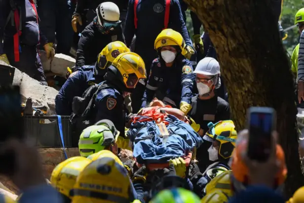 Colombia rallies to rescue earthquake survivors: “Don’t wear yourselves out here, the only sign of life is on the other side”