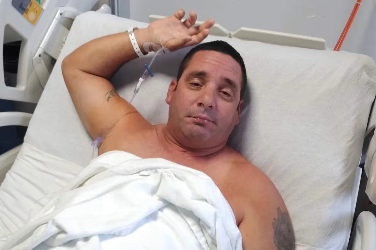Deported without notice to Equatorial Guinea with a large ventral hernia: “No one takes responsibility for me”
