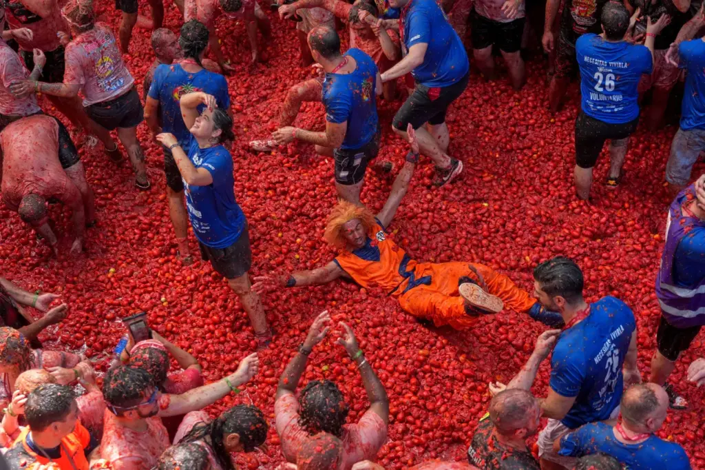 Today's La Tomatina, “as fun and as crazy” as ever: crushing the tomato with force and throwing it with enthusiasm
