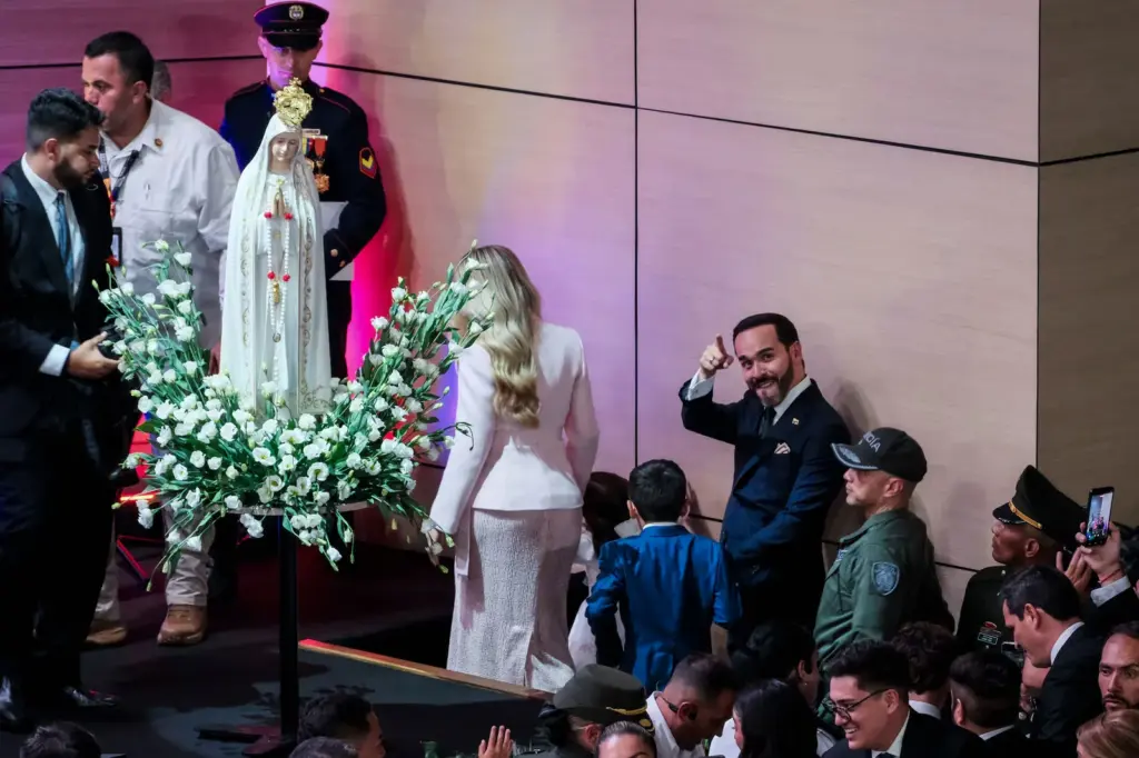 Abelardo de la Espriella swears in before the congressmen but gives his first speech to the military