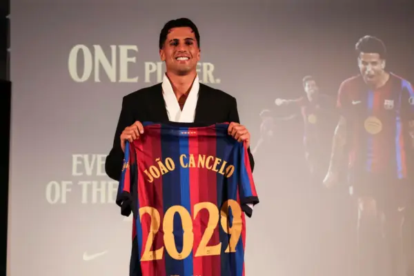 Cancelo regresa al Barcelona hasta 2029