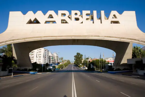 The Civil Guard sanctions a couple of tourists who were having sexual relations while driving on the A-7 in Marbella