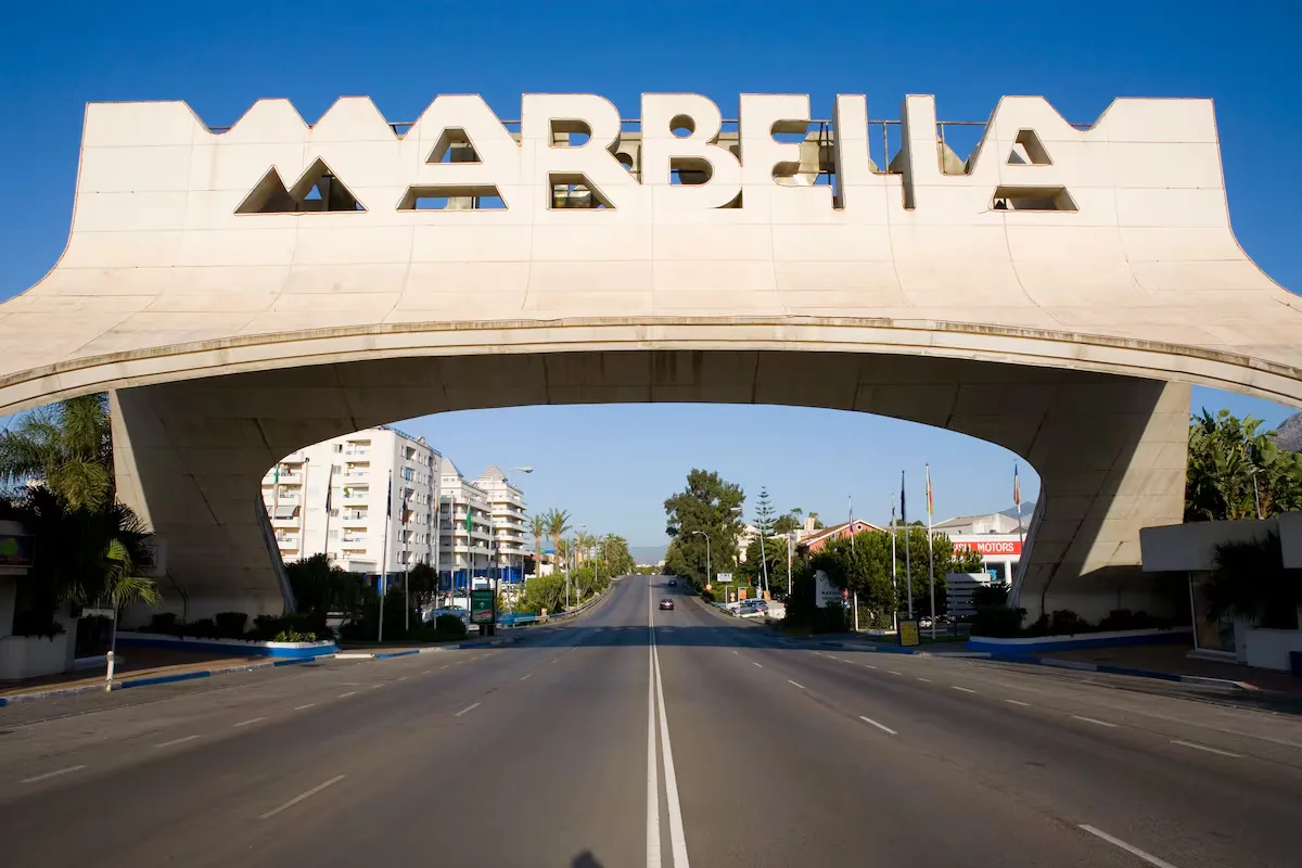 The Civil Guard sanctions a couple of tourists who were having sexual relations while driving on the A-7 in Marbella