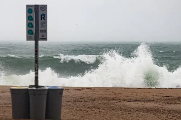 An 83-year-old man drowns while bathing on a beach in Roses