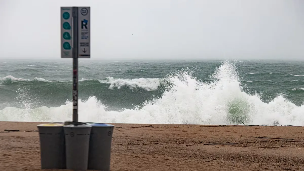 An 83-year-old man drowns while bathing on a beach in Roses