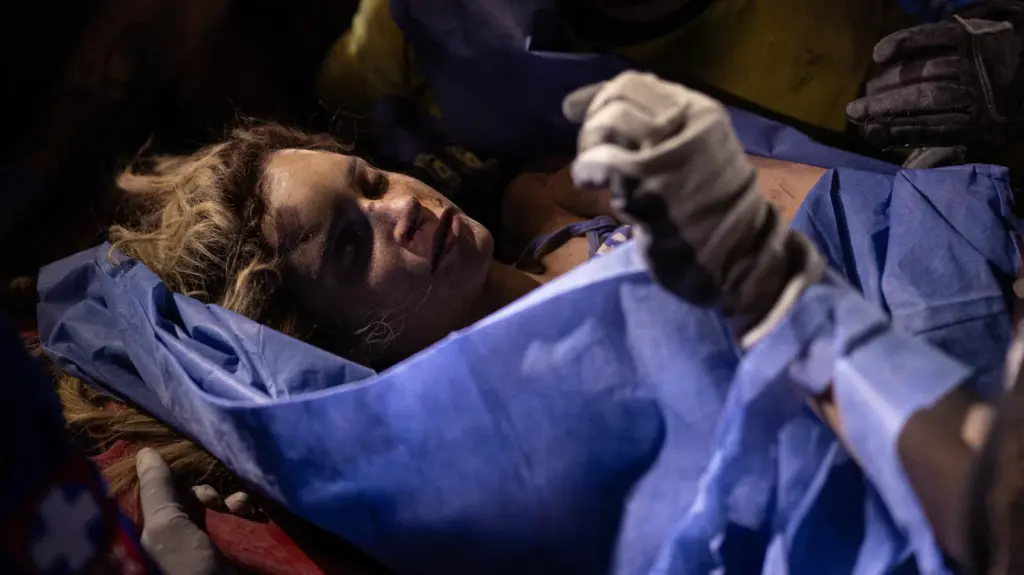 Daniela Largo is transferred to an ambulance after being rescued from the rubble, in downtown Pereira, this Tuesday.