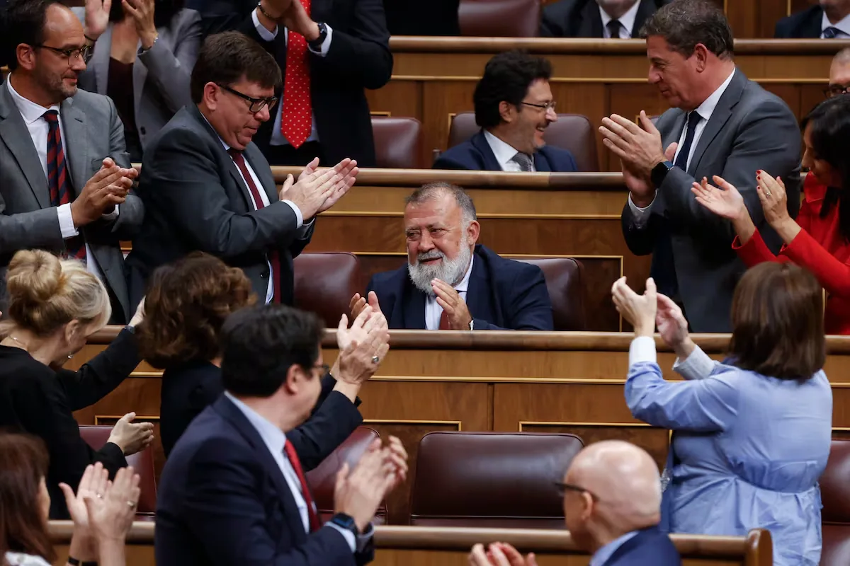A judge sends six defendants to trial for throwing eggs at PSOE deputies before Sánchez's investiture in 2023
