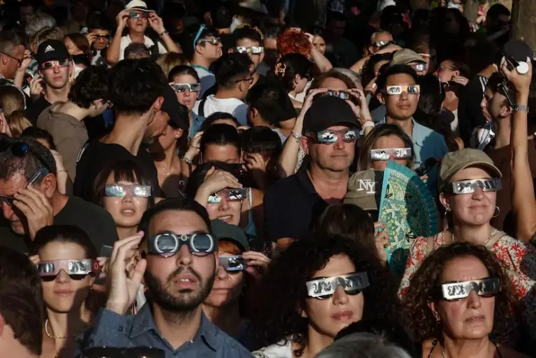 The eclipse conquers the heart of Spain