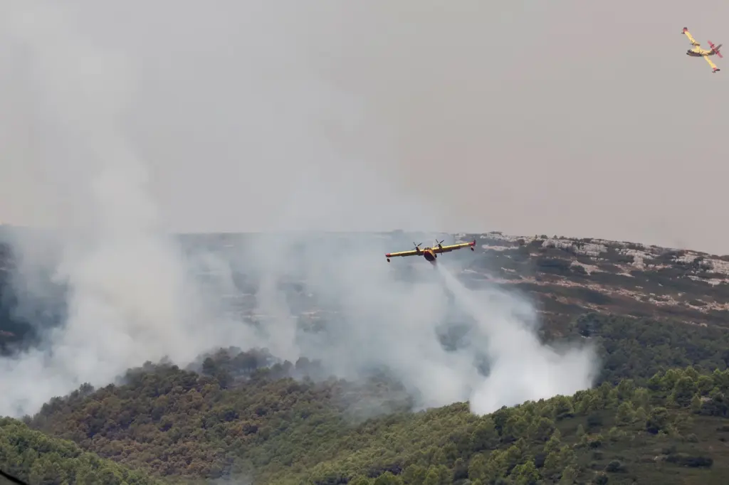 The wind threatens to complicate the evolution of the fires in Tírig, Castellón, and Niebla, Huelva
