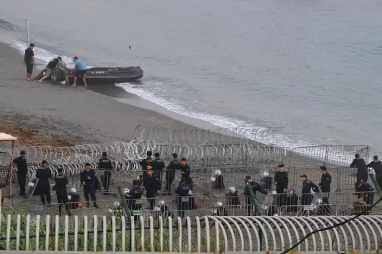 Morocco thwarts the attempt of hundreds of sub-Saharan migrants to reach Ceuta