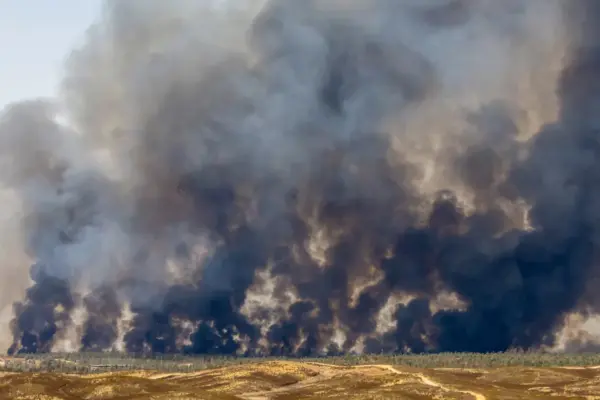 The wind threatens to complicate the evolution of the fires in Tírig, Castellón, and Niebla, Huelva