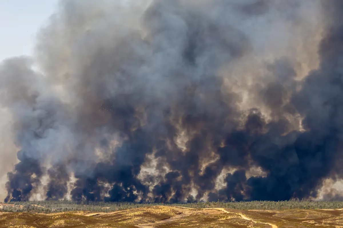 The wind threatens to complicate the evolution of the fires in Tírig, Castellón, and Niebla, Huelva