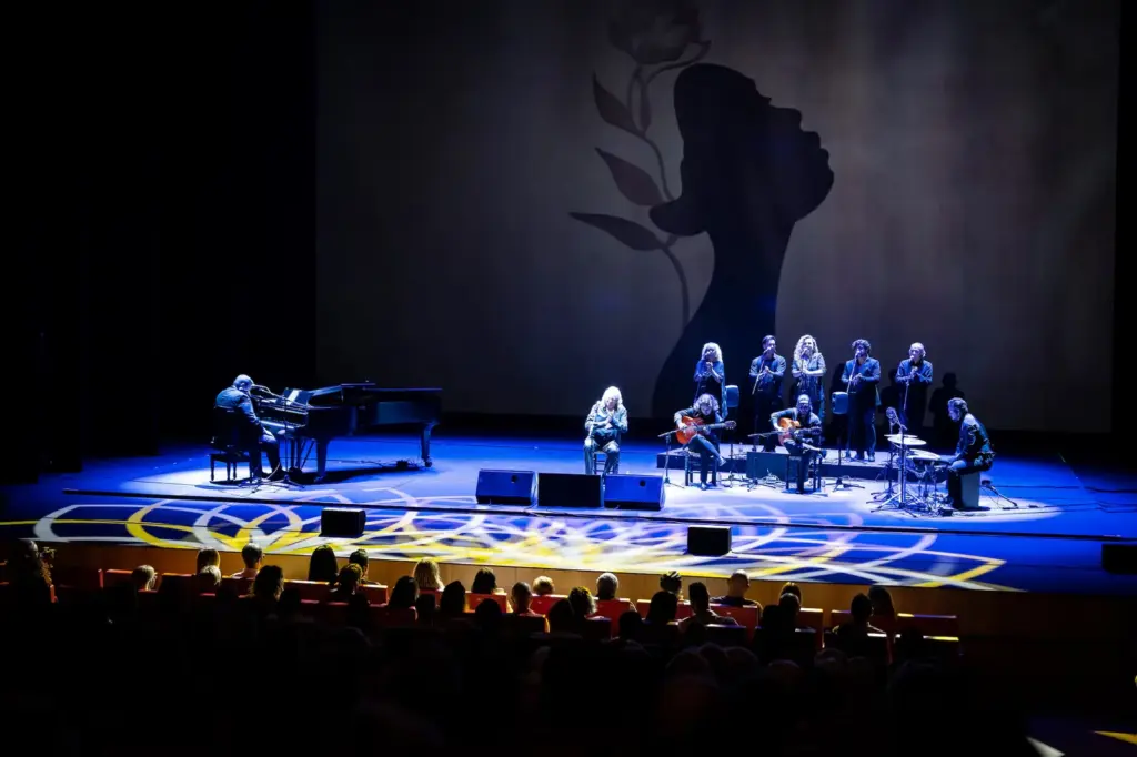 Flamenco On Fire closes by resuming its street pulse with recitals from the balconies